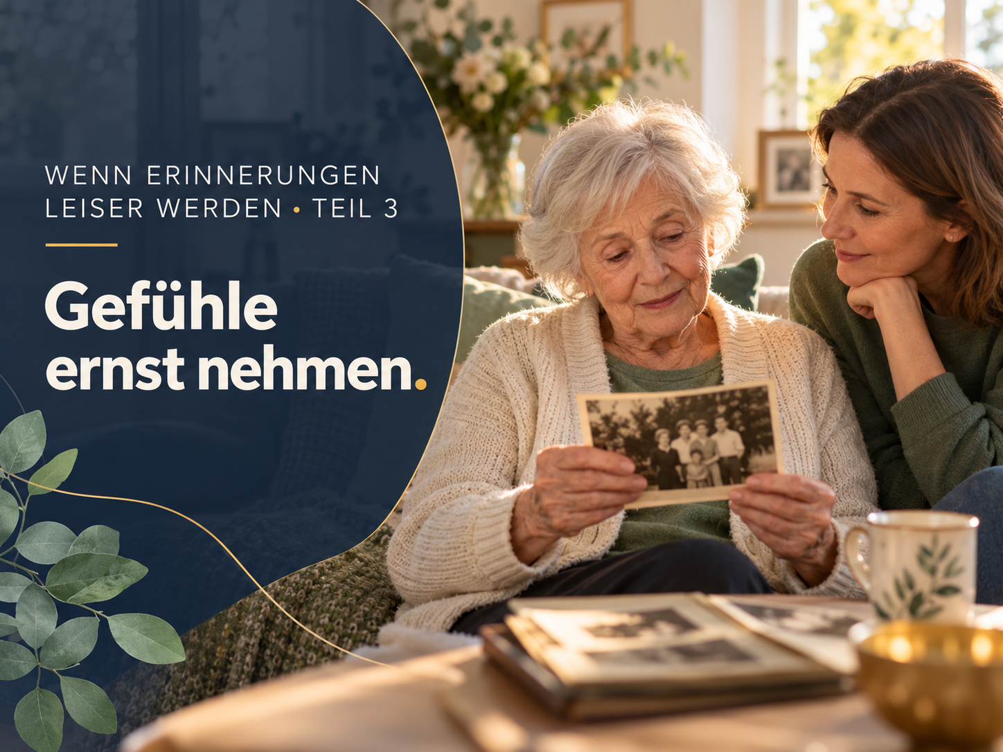 Ältere Frau betrachtet mit einer jüngeren Frau ein Familienfoto; Bildtext: Gefühle ernst nehmen.