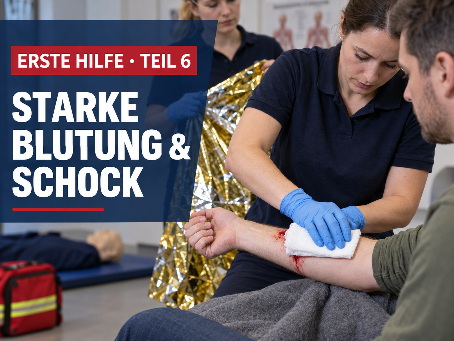 Ersthelferin übt direkten Druck auf eine starke Blutung, während eine Rettungsdecke bereitgehalten wird.