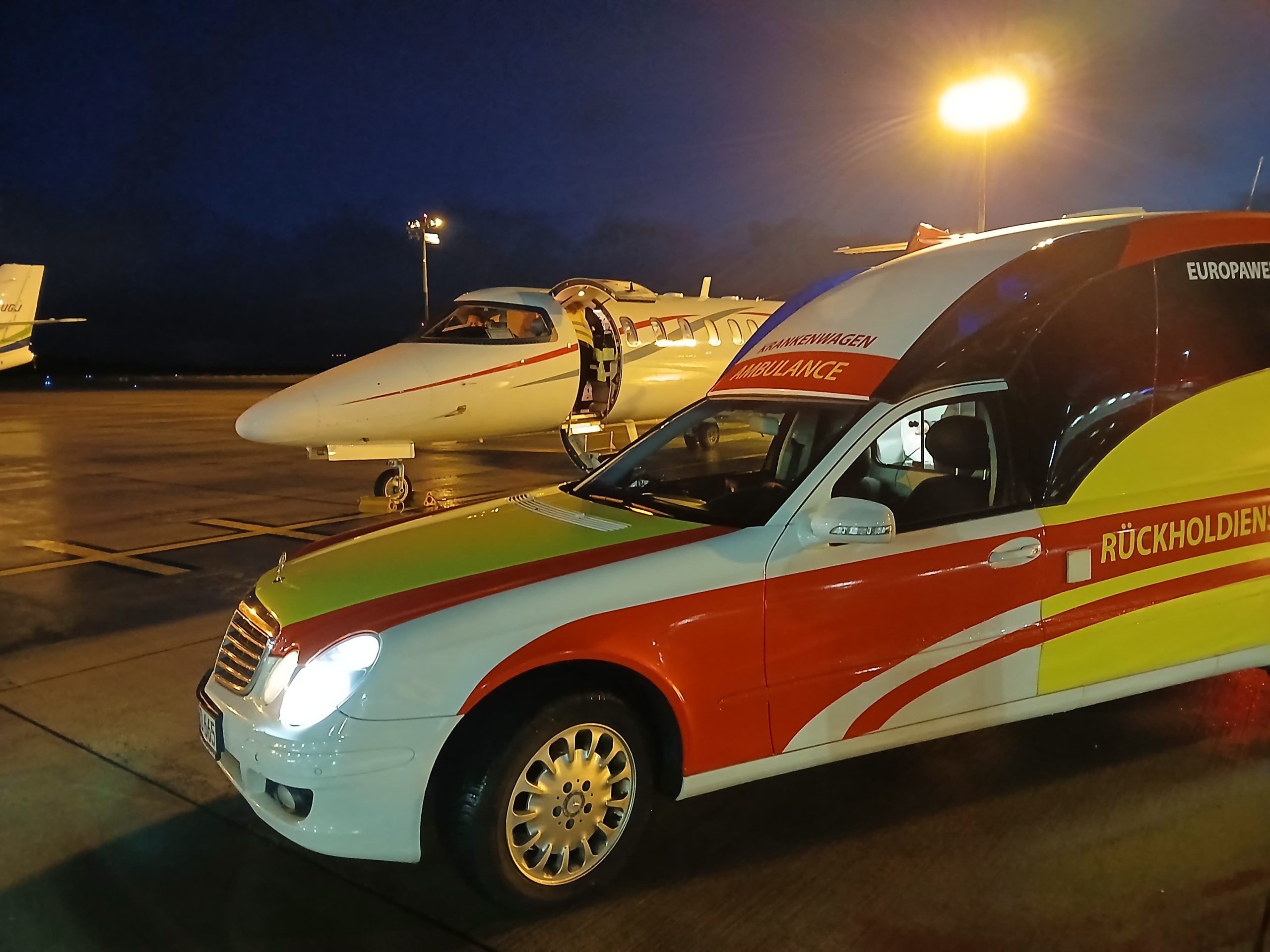 Team Rufe-Dich beim Flugzeugtransfer