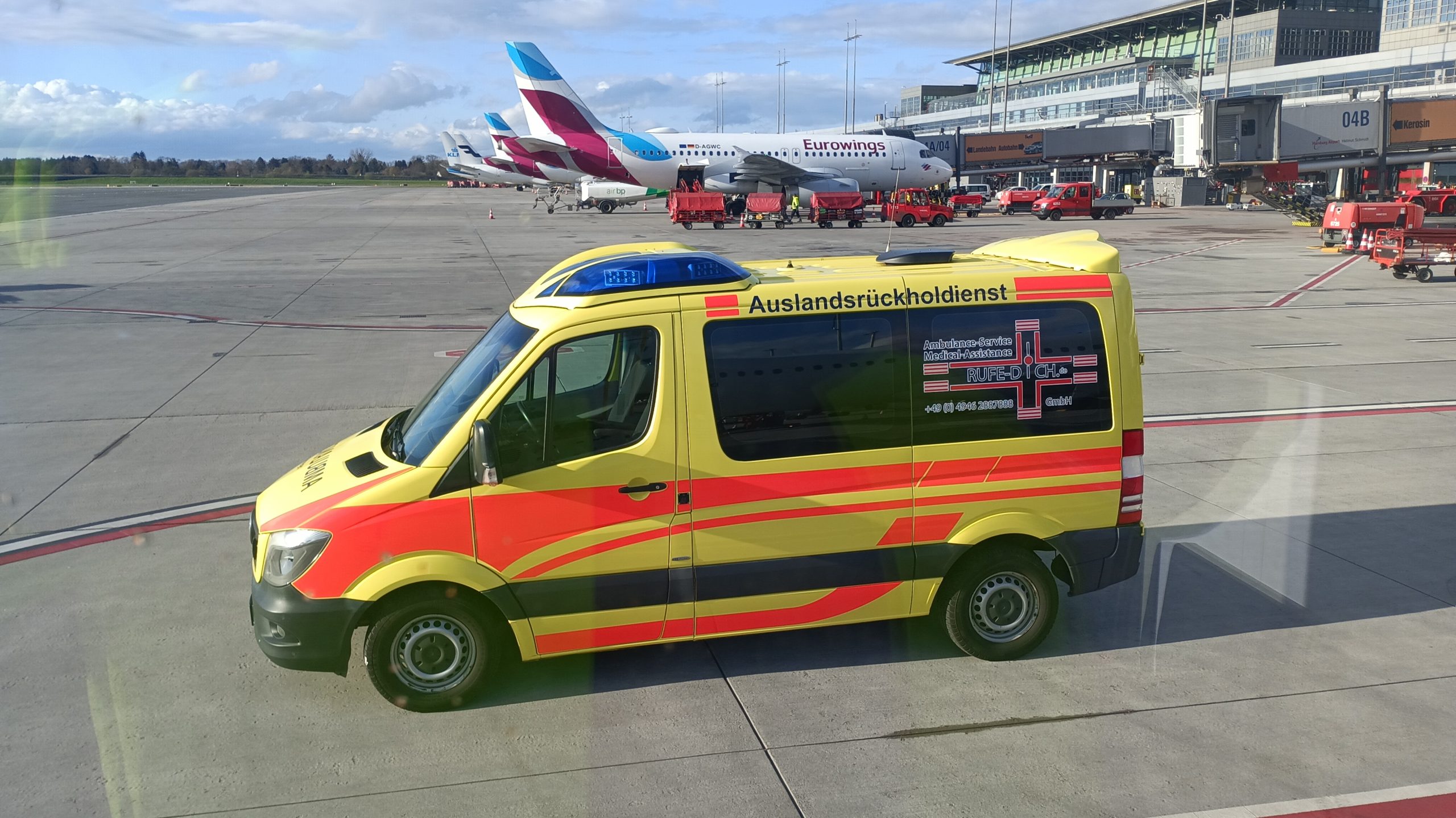 Krankentransportfahrzeug von Team Rufe-Dich am Rollfeld